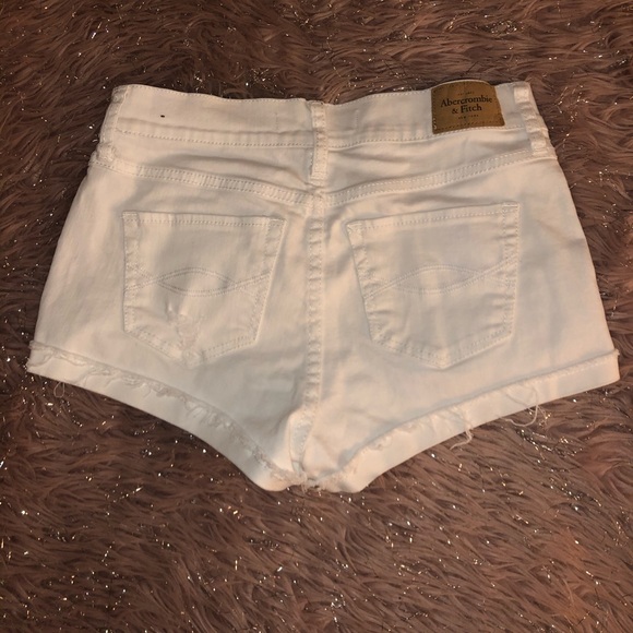 White Abercrombie & Fitch shorts - Picture 3 of 4